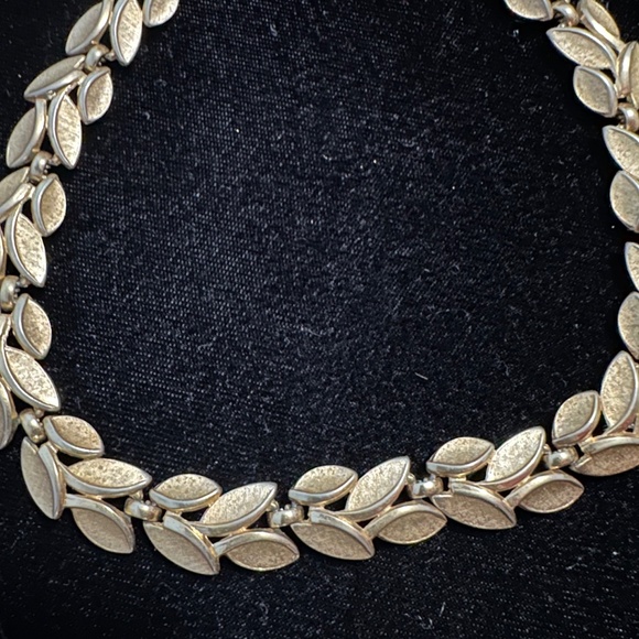 Vintage Gold-Tone Costume Jewelry Set – Bracelet, Choker & Long Necklace - Picture 7 of 15